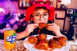 小姐姐搞笑吃炸鸡腿图片,小姐姐搞笑瞬间，萌态十足！