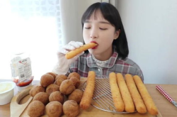 小姐姐吃糯米棒糖图片,小姐姐甜蜜瞬间